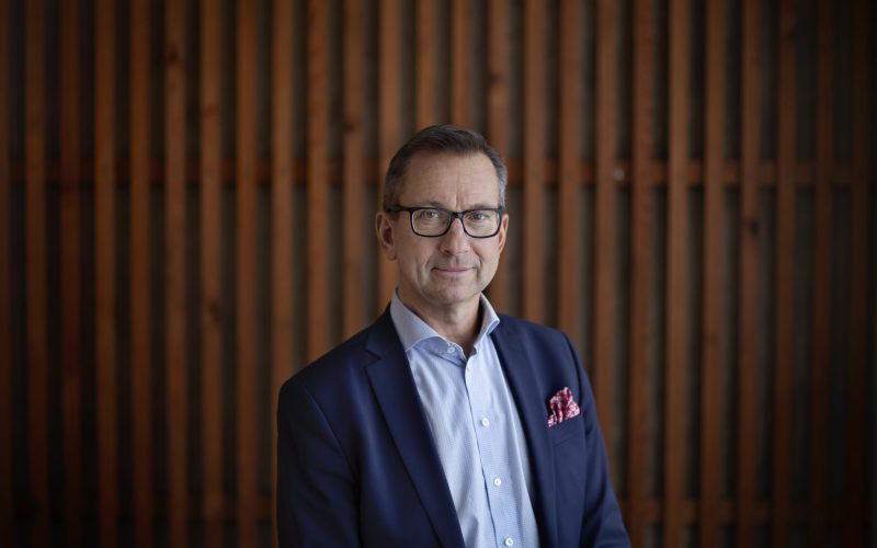 Porträttbild halvkropp Fredrik Lundberg